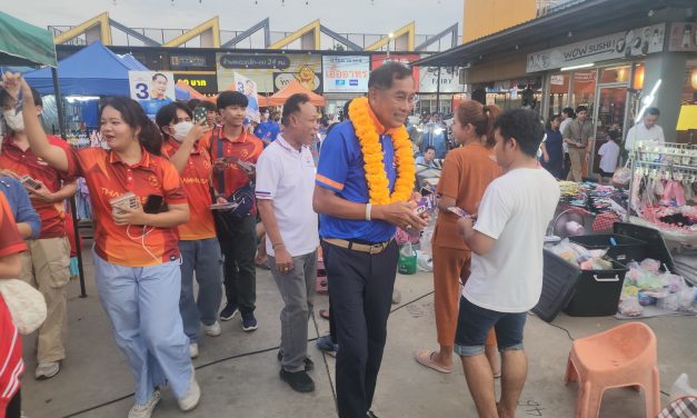 ปทุมธานี นศ.ธรรมศาสตร์ ประธานหมู่บ้านทั้งคลองสามออกมาให้กำลังใจบิ๊กแจ็ส