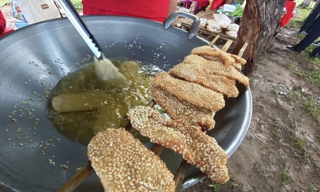 ชัยภูมิ ขนมลิ้นหมาสูตรโบราณของชาวมอญโบราณขายดีอร่อยเด็ด