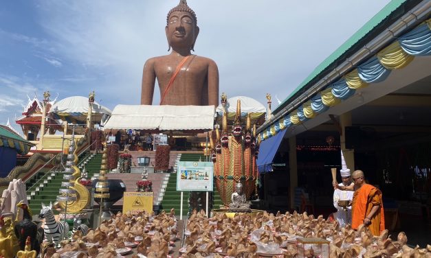 นครปฐม  สาวเมืองกาญนำหัวหมู 102 หัวมาแก้บนหลวงพ่อสมหวังหลังได้รับงานเขียนแบบก่อสร้างงานใหญ่โครงการรัฐ