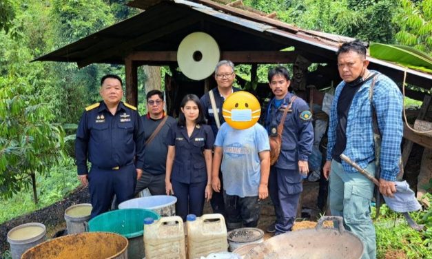 สำนักงานสรรพสามิตพื้นที่อุตรดิตถ์ จับแหล่งลักลอบผิดสุราผิดกฎหมายกลางสวนทุเรียน อ.ท่าปลา จ.อุตรดิตถ์