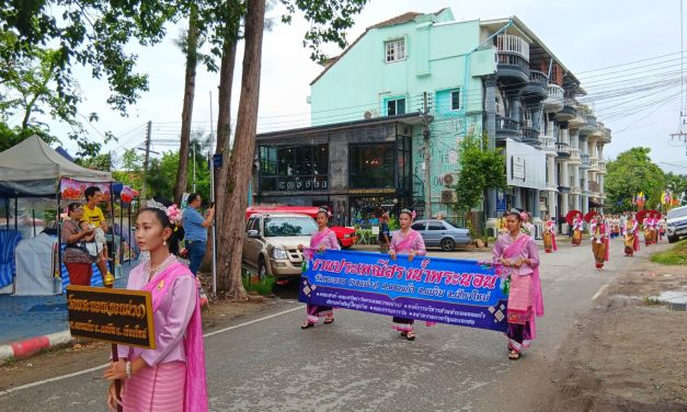 พระสงฆ์ – พระภิกษุสามเณร วัดพระนอนขอนม่วง จังหวัดเชียงใหม่ ช่วยกันคัดแยกขยะ ที่ประชาชนทิ้งในงาน ประเพณีสรงน้ำพระ นำไปทำน้ำมันดีเซล