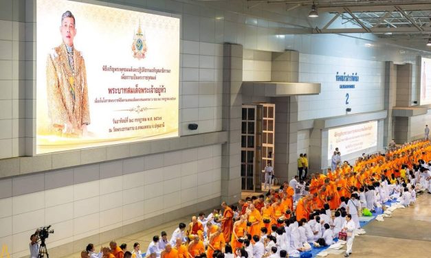 ปทุมธานี พสกนิกรแสดงความจงรักภักดีร่วมบุญตักบาตรและจุดเทียนถวายพระพรในหลวง ที่วัดพระธรรมกาย