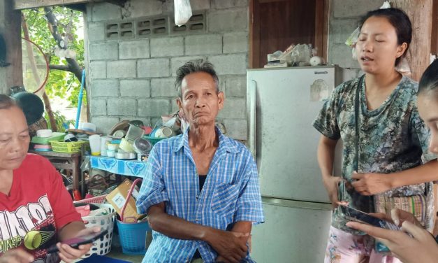 สกลนคร พ่อเฒ่า สุดช้ำ! ไฟแนนซ์เตรียมฟ้องยึดบ้านใช้หนี้ หลังลูกชายลูกสะใภ้ให้ค้ำประกันดาวน์รถยนต์ แต่ขาดส่ง และเอารถไปจำนำอีก