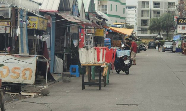 ปทุมธานี ชาวบ้านเมืองเอกร้องหวั่นซ้ำรอยไฟไหม้เยาวราช แม่ค้าตั้งร้านบนถนน รถดับเพลิงวิ่งไม่ได้ คนเดินถนนก็ถูกรถชนแทบทุกวัน