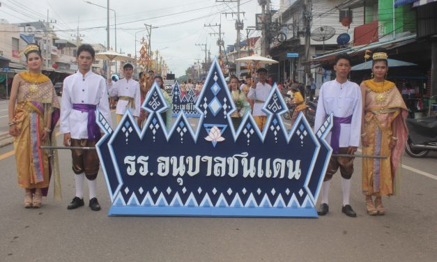 เพชรบูรณ์ โรงเรียนเสรีศึกษาจัดกิจกรรมแห่เทียนพรรษา