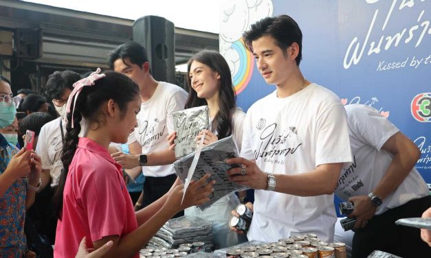 “มาริโอ้-เมาเร่อ” นำทีมบุกอนุสาวรีย์ชัยฯ แตก! มอบความสุขในกิจกรรม “อุ่นใจในวันที่ฝนพร่างพราย”