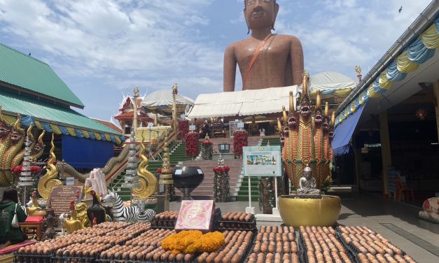 นครปฐม หนุ่มวัย 49 ปี ชาวศรีสะเกษ บนหลวงพ่อสมหวัง ขอให้มีบ้านมีรถมีที่ดินมีเงินเก็บ หลังสมหวัง กลับมาแก้บน