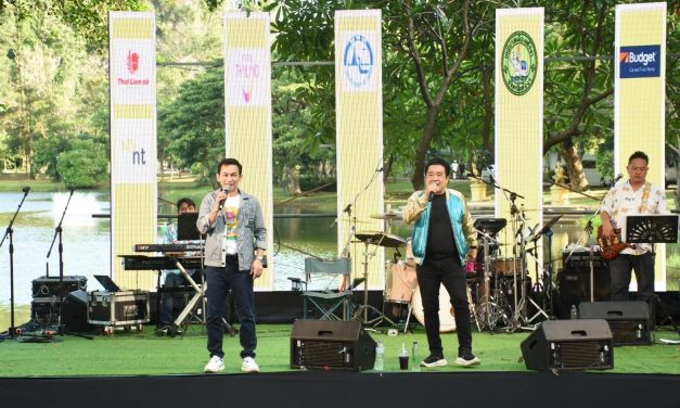 พังงา-สุดสนุก นักท่องเที่ยวและแฟนเพลงกว่า3000คนร่วมสนุกกับคอนเสิร์ตศิลปินยุค80ในหุบเขากลางเมืองพังงาเต้นกันจนลืมลูกลืมหลาน