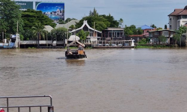 นนทบุรี  ท่าน้ำปากเกร็ดคนขับเรือรับจ้างบอกวันนี้น้ำไหลแรงกว่าทุกวัน