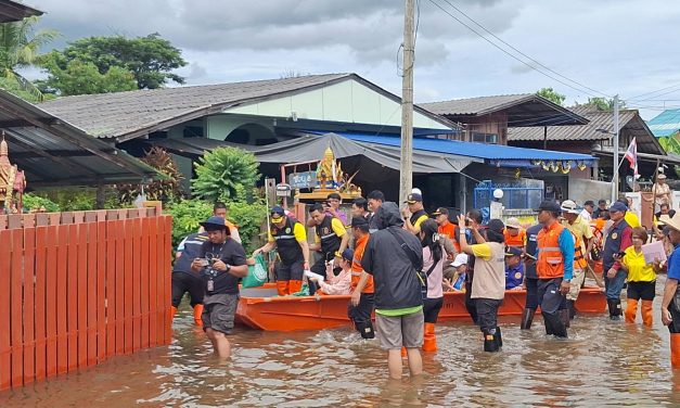 พะเยา ผู้กองธรรมนัสแจกถุงยังชีพช่วยชาวบ้านถูกน้ำท่วมขัง