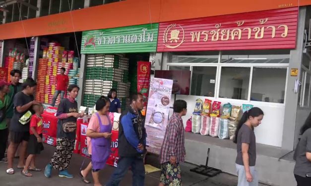 ปทุมธานี ตลาดสี่มุมเมืองแจกข้าวสารฟรี 400 ถุง ฉลองโซนข้าวสารเพิ่มความสะดวกให้กับลูกค้า