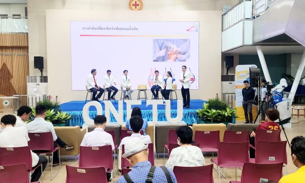 ปทุมธานี มธ. จับมือ รพ.ธรรมศาสตร์ฉลองความสำเร็จ ผ่าตัดเปลี่ยนข้อเทียมฟรีครบ 750 ข้อ ให้ผู้ป่วยยากไร้