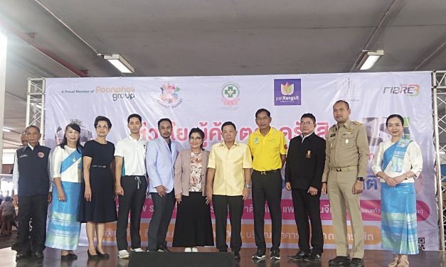 ปทุมธานี รพ.ประชาธิปัตย์จับมือ รพ.แพทย์รังสิต ตรวจสุขภาพพ่อค้าแม่ค้าที่ตลาดรังสิต