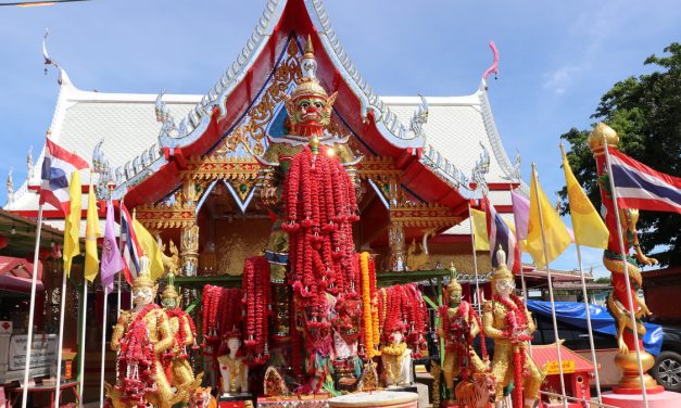 อ่างทอง หญิงสาวสมดั่งใจปรารถนาจ้างละครรำแก้บนท้าวเวสสุวรรณ  พร้อมด้วยหมากพลู  ดอกกุหลาบสีแดง 100 ดอก  น้ำแดง 100 ขวด  ไม่พลาดล้วงไหเสี่ยงทาย