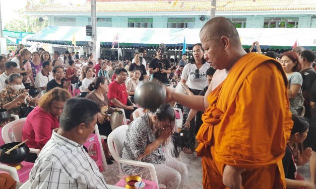 ปทุมธานี วัดแตกกว่า 7,000 คนแห่อาบน้ำมนต์บาทเดียว ท้าวเวสให้บ้านใหญ่สมหวัง