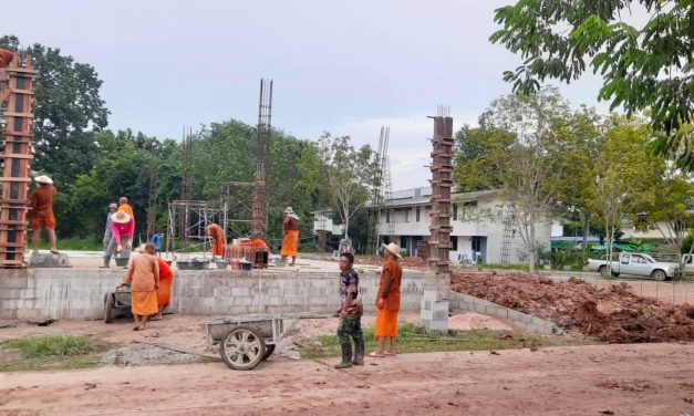 สกลนคร หลวงปู่ขาว พุทธรักขิโต เมตตาสร้างอาคารฟอกไตผู้ป่วยให้ รพ.กุดบาก