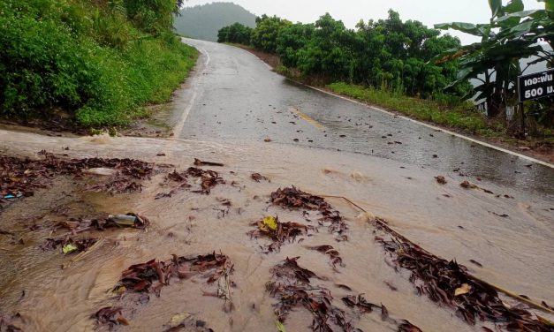 พะเยา ฝนถล่มหนักน้ำป่าไหลลงดอยท่วมหมู่บ้านชาวเขาบางปูเลาะ