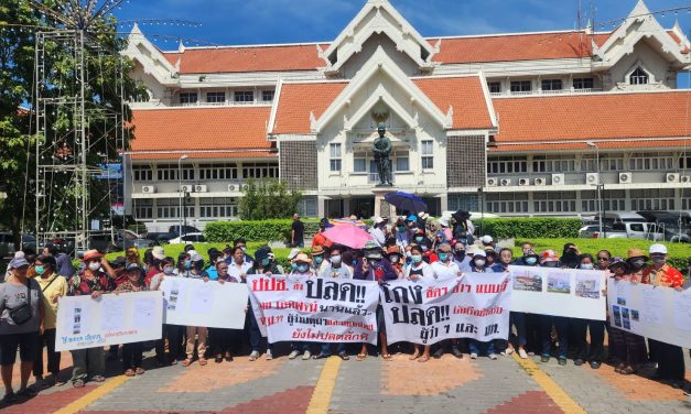 ปทุมธานี ชาวบ้านคลองหลวงสุดทนรวมตัวยื่นหนังสือผู้ว่าปทุม จี้ปลดนายกเทศมนตรีเทศบาลเมืองคลองหลวง