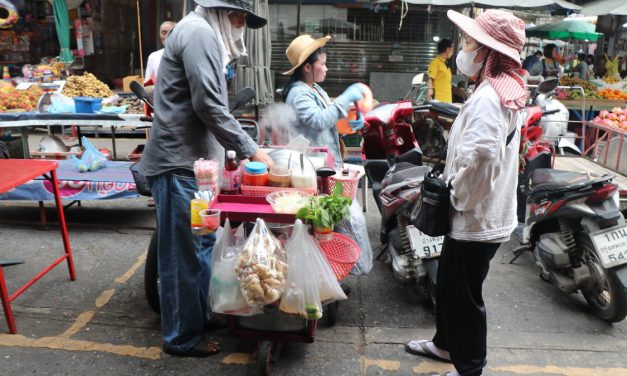 อ่างทอง รถเข็นมินิขายก๋วยเตี๋ยวหมูน้ำตกทั่วตลาดหนึ่งเดียวในอ่างทอง  ไม่หวั่นทางเล็กแคบแค่ไหนก็ไปได้  ขวัญใจคนทำกินอิ่มจุใจจ่ายแค่ 30 บาท 