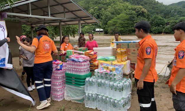 หอการค้าแม่ฮ่องสอน และ มูลนิธิบรรเทาสาธารณภัยแม่ฮ่องสอน เดินทางไป มอบอาหารและสิ่งของ ช่วยเหลือกะเหรี่ยงคอยาว