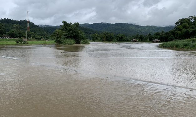 แม่ฮ่องสอน มีฝนตกอยู่เป็นห้วงๆ แต่ระดับน้ำที่เคยท่วมเริ่มลดระดับลง ชาวบ้านยังมีหวังกอข้าวเริ่มพ้นน้ำ