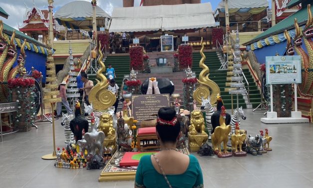 นครปฐม สาวท่าตำหนักสวมชุดสีฟ้ารำแก้บนหลวงพ่อสมหวังหลังถูกหวย 3 ตัวตรงรับทรัพย์ 6 หลัก