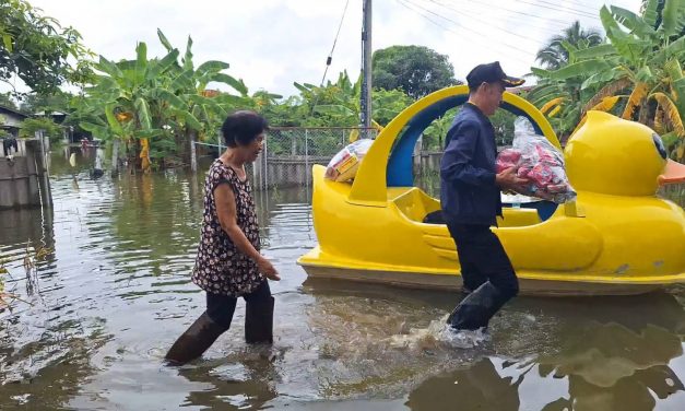 พะเยา ฮือฮา!!นายกบ้านต๊ำใช้เรือเป็ด แจกถุงยังชีพ ชาวบ้านถูกน้ำท่วม