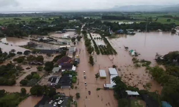 พะเยา ฝนถล่มน้ำป่าทะลักท่วมบ้านถนน 2 ตำบล จมบาดาล