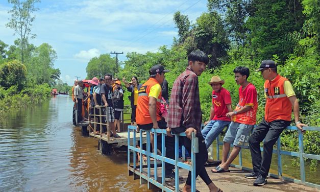 หนองคาย ชาวบ้านดงบังเหนืออำเภอโพนพิสัยถูกน้ำห้วยหลวงที่ไหลมาจากจังหวัดอุดรเอ่อล้นเข้าท่วม ทั้งหมู่บ้านถูกตัดขาดจากโลกภายนอกนานแรมเดือน