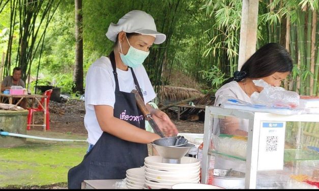 ปราจีนบุรี  ก๋วยเตี๋ยวหมูวินเทจ29 บาท บรรยากาศใต้ร่มเงาไผ่