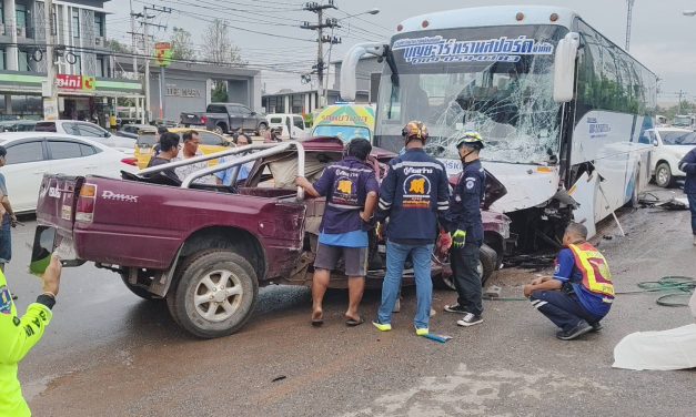 ปราจีนบุรี  ฝนตกถนนลื่นกระบะเสียหลักชน 6 คัน ดับ1ราย        