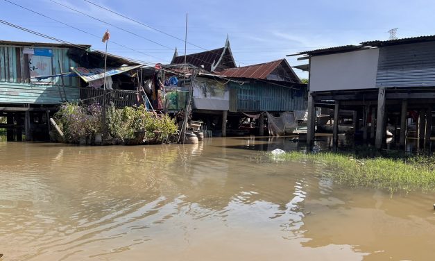 อ่างทอง ชาวบ้านในพื้นที่ตำบลบางจักลุ้นระทึกน้ำท่วมรอบสองสูงขึ้นอย่างต่อเนื่องต้องเก็บสัตว์เลี้ยงไว้ในบ้าน 