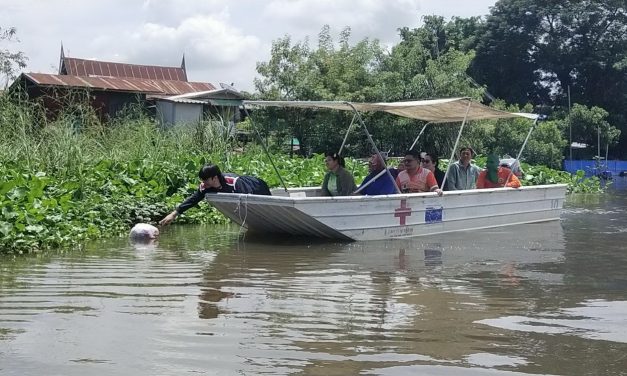 อ่างทอง นายกเทศบาลบางจักสั่งลุยล่องเรือเก็บขยะในแม่น้ำน้อยบรรเทาน้ำเน่าเหม็น 