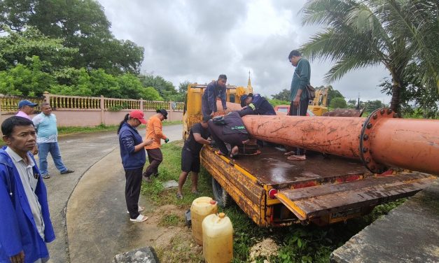 พังงา เจ้าหน้าที่ป้องกันและบรรเทาสาธารณภัยจังหวัดพังงาเร่งติดตั้งเครื่องสูบน้ำขนาดใหญ่สูบน้ำออกจากหมู่บ้านที่ถูกน้ำท่วม