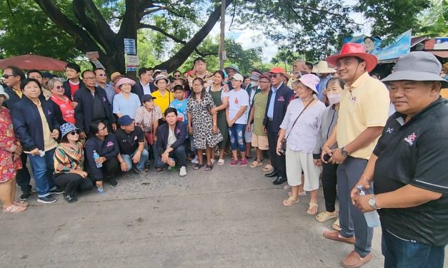 ปทุมธานี จ่ายุทธลงมือทำจริง ซ่อมถนนชำรุดช่วยเหลือชาวบ้านสามชุมชนกว่า400หลังเดินทางปลอดภัยไม่เสี่ยงอุบัติเหตุ