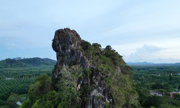 พังงา-ชาวต่างชาติแห่เที่ยววัดสุวรรณคูหา ชมร่องรอยทางประวัติศาสตร์และให้อาหารลิง ภูเขาคล้ายลูกสุนัข