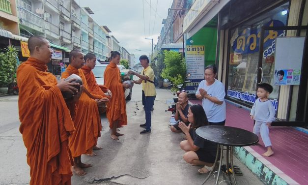 ปทุมธานี พระไม่ทิ้งโยมออกบิณฑบาตรับของบริจาคเพื่อส่งต่อช่วยน้ำท่วมสุโขทัย