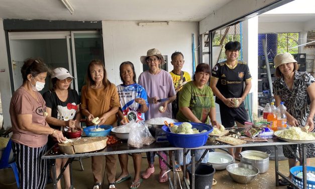 เชียงใหม่ ผู้ใหญ่บ้านใจดีช่วยเหลือลูกบ้านน้ำท่วม ไปที่พักอาศัยทำอาหารแจกจ่ายชาวบ้านช่วยเหลือผู้ประสบอุทกภัย