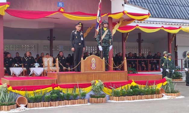 ชุมพร พิธีอำลาธงชัยเฉลิมพล มอบประกาศเกียรติคุณ และสมุดกองหนุนทหารกองประจำการ                                              