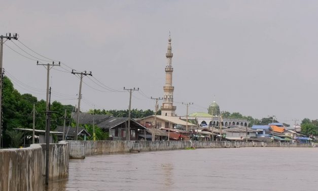 นนทบุรี  ชุมชนริมน้ำตำบลท่าอิฐ อ.ปากเกร็ด จ.นนทบุรี เริ่มได้รับผลกระทบน้ำท่วม หลังเขื่อนเจ้าพระยาเพิ่มอัตราการระบายน้ำประกอบกับภาวะน้ำทะเลหนุน