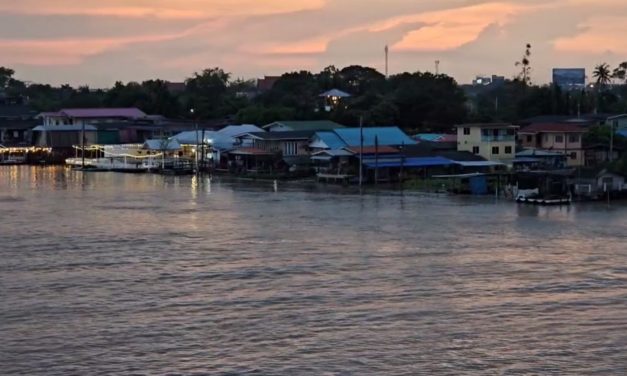 นนทบุรี น้ำเจ้าพระยาทะลัก กระทบร้านอาหารริมน้ำย่านปากเกร็ด ต้องปิดบริการชั่วคราว หลังน้ำท่วมสูงถึงระดับเอว