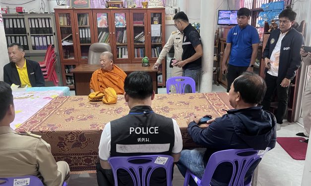 นครปฐม หลวงพี่น้ำฝนพร้อมหลายหน่วยงาน สนธิกำลัง ตรวจสอบสำนักปฏิบัติธรรม พระปีนเสาไฟ พบไม่ถูกต้องตามขั้นตอน