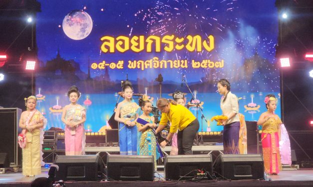 ปทุมธานี วัดสระบัว คึกคัก เทศบาลเมืองสนั่นรักษ์จัดประกวดหนูน้อยนพมาศในงานลอยกระทง