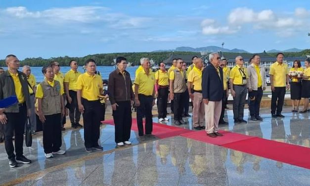 กระบี่ ประธานกรรมการมูลนิธิพิทักษ์อุทยานแห่งชาติเขาใหญ่ วางพวงมาลัยสักการะอนุสาวรีย์ พลเรือเอกพระเจ้าบรมวงศ์เธอ พระองค์เจ้าอาภากรเกียรติวงศ์