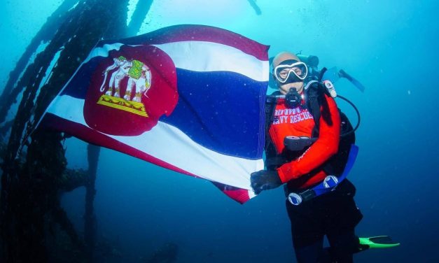 ตราด ฐานส่งกำลังบำรุงทหารเรือตราด ร่วมกับ ศรภ.ทร.เกาะช้าง และ ททท.สำนักงานตราด นำคณะนักดำน้ำเปลี่ยนธงชาติบนเรือหลวงช้าง