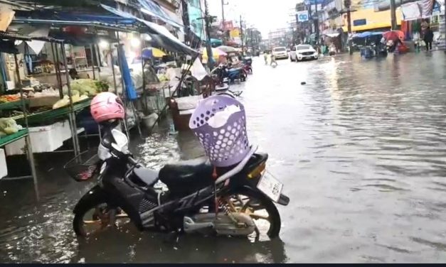 ชุมพร มีฝนตกหนักมากติดต่อกัน 2 วันมีปริมาณน้ำฝนจำนวนมากตัวเมืองระบายน้ำไม่ทัน