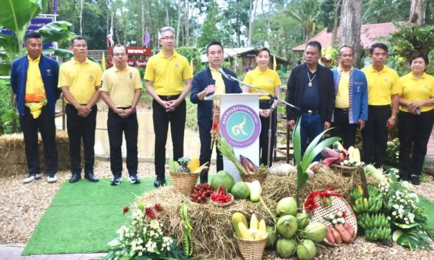 ชุมพร เอกนัฏ  รมว.อุตสาหกรรม เปิด โครงการน้อมนำพระราชดำริ สมเด็จพระกนิษฐาธิราชเจ้าฯ “ปลูกผักสวนครัว เพื่อสร้างความมั่นคงด้านอาหาร”(ครึ่งไร่ คลายจน)