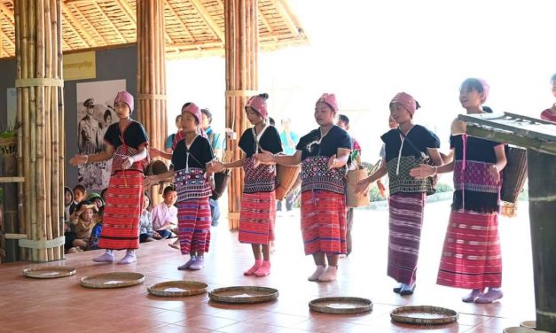 แม่ฮ่องสอน อธิบดีกรมส่งเสริมสหกรณ์ เป็นประธานในพิธีมอบสิ่งของ ชุดคลายหนาว อุปกรณ์การเรียน และอุปกรณ์กีฬา