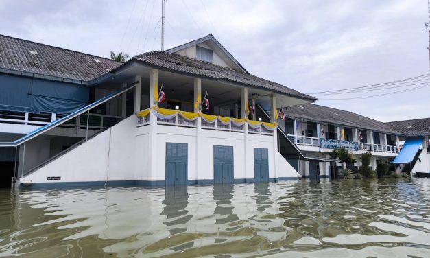 นราธิวาส ยังคงเฝ้าระวังและติดตามสถานการณ์อย่างต่อเนื่อง ขณะที่บ้านพักทหารในค่ายปิเหล็งยังคงเผชิญกับน้ำท่วมสูง