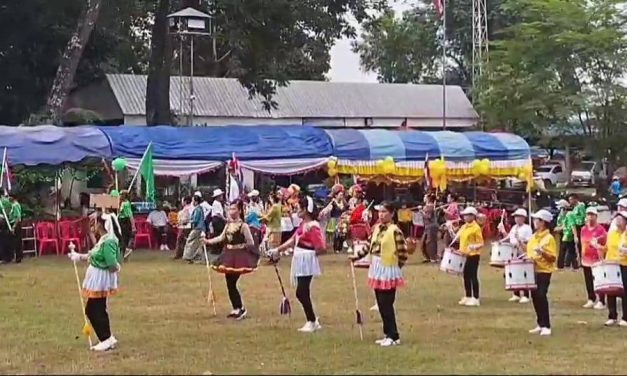 พะเยา สีสัน ผีเสื้อบินร่อน แข่งกีฬาสีผู้สูงอายุโรงเรียนวัด